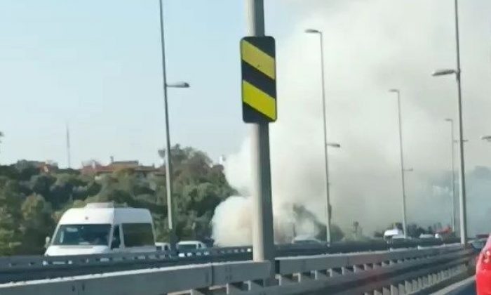 Ağaçlık alandaki yangın köprü trafiğini kilitledi
