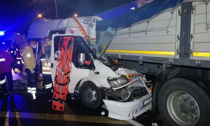 Aksaray’da tarım işçilerini taşıyan minibüs TIR’a çarptı: 2’si bebek 17 yaralı