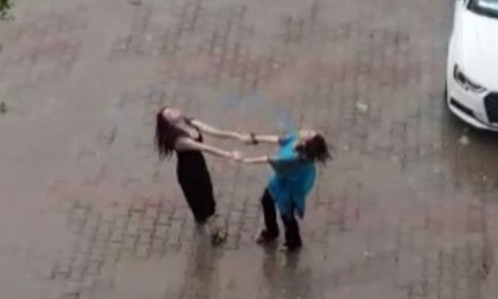 Antalya’da iki kadın yağmur altında dans etti