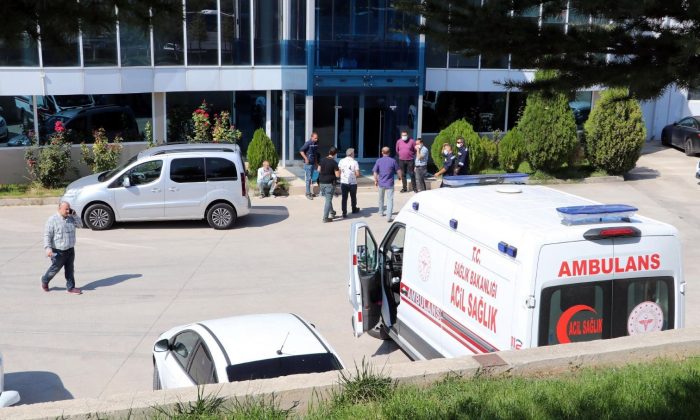 Asit kuyusuna düşen iş yeri sahibi ile kurtarmaya çalışan işçi öldü