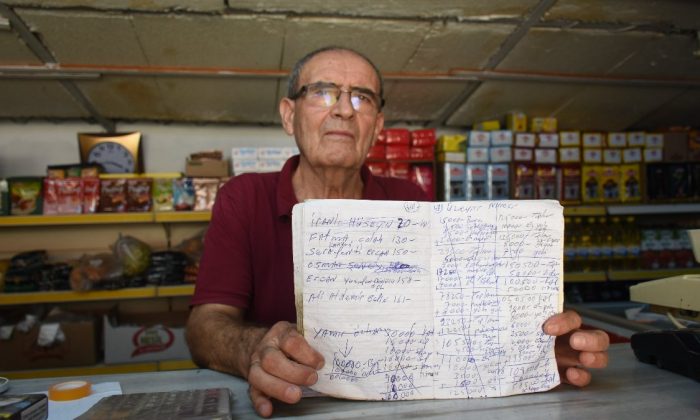 Balıkesir’de 90’lar kültürünü yaşatan bakkalda hala veresiye defteri tutuluyor