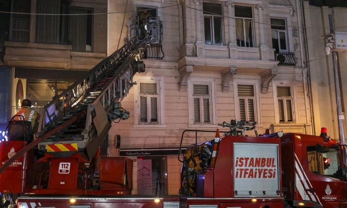 Beyoğlu’nda iş merkezinde yangın