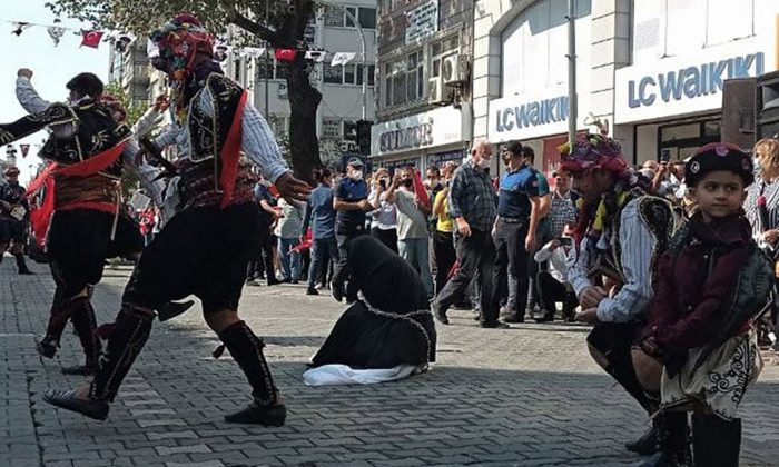 Davutoğlu’dan ‘zincire vurulan kadın’ gösterisine tepki