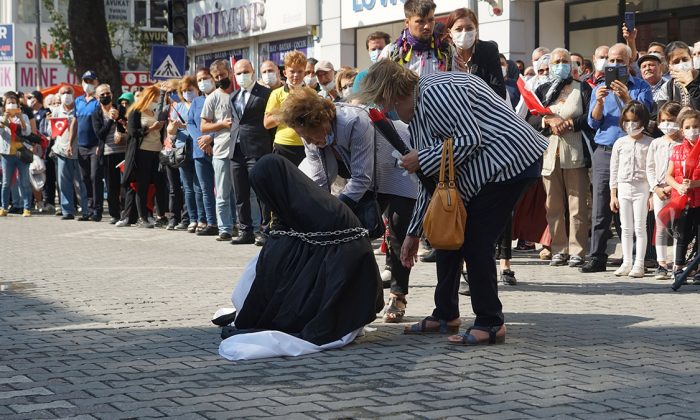 Edremit’teki törende Türk kadınına zincir’ vuranlara soruşturma