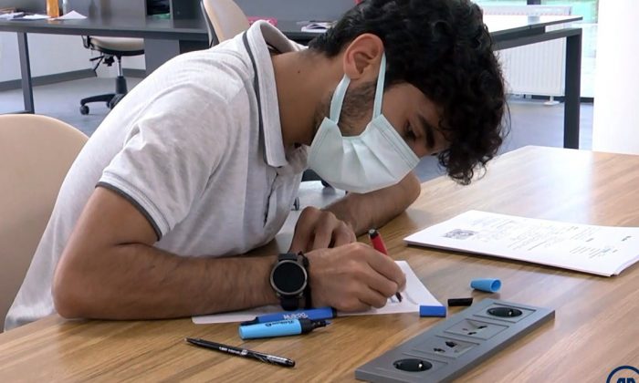 Elazığ’da inşaatında çalıştığı kütüphaneye doktor adayı olarak geliyor