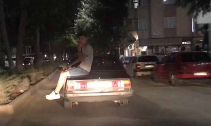 Elazığ’da otomobilin üzerinde tehlikeli yolculuk kamerada