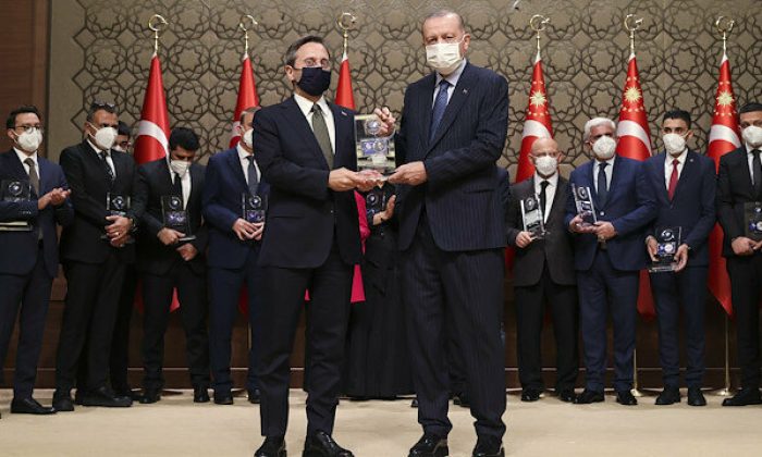 Fahrettin Altun: Bu kıymetli ödülü Cumhurbaşkanımızın elinden almak bizim için çok büyük bir gurur