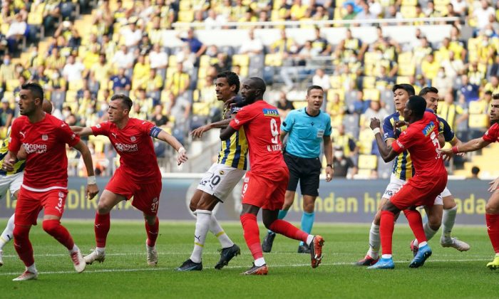 Fenerbahçe-Sivasspor maçına o isim damga vurdu! Taraftarlardan büyük ilgi