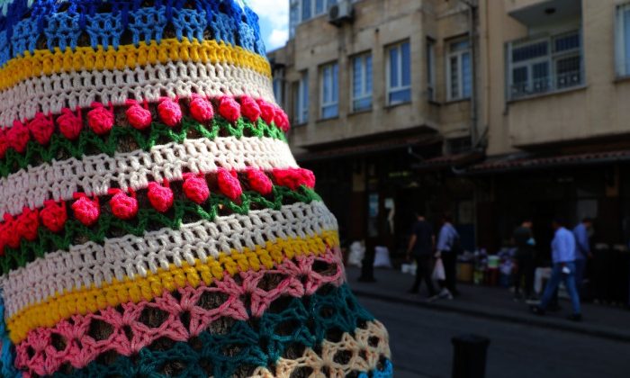 Gaziantep’te ağaçlar örgüyle giydirildi