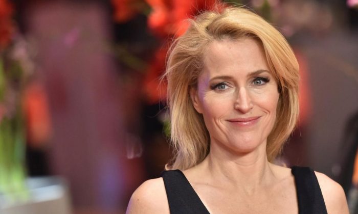 Gillian Anderson’dan erkek hayran önlemi