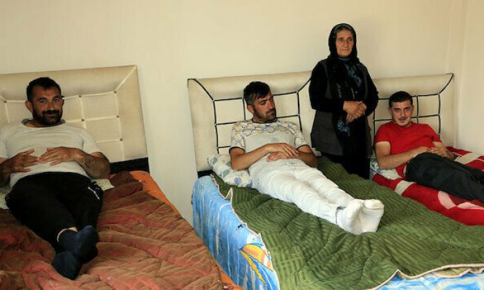 Hakkarili fedakar anne 4 engelli çocuğuna hem annelik hem babalık yapıyor