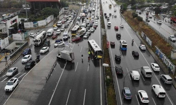 İETT otobüsüyle kamyonet çarpıştı, E-5 kapandı