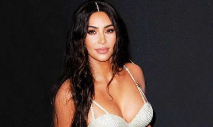 İkidir yüzünü saklıyor! Kim Kardashian operasyon mu geçirdi?