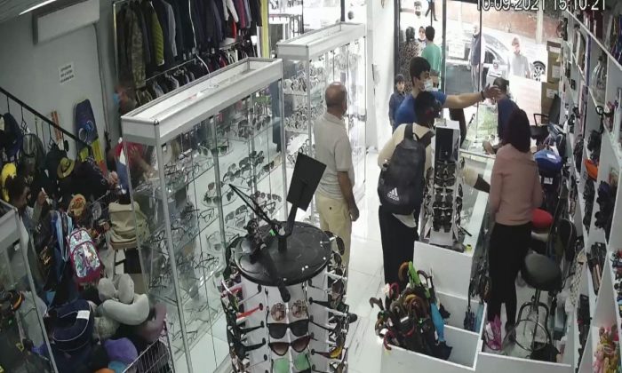 İndirim alamadı tezgahtaki kadına çayla saldırdı