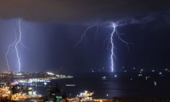 İskenderun’da şimşekler geceyi aydınlattı