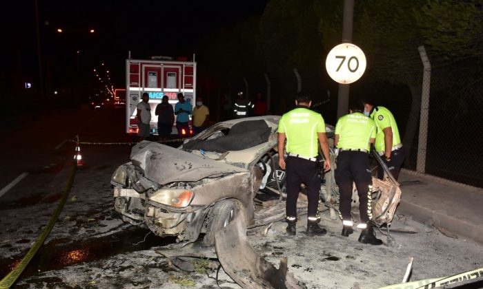 İzmir’de bariyerlere çarpan otomobil alev aldı: 1 ölü, 1’i ağır 3 yaralı