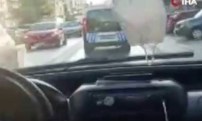 İzmir’de trafikte doğum sancısı tutan kadını hastaneye polis yetiştirdi