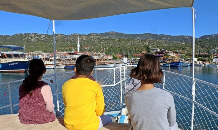 Kaleköy’de öğrenciler, okula ‘mavi yolculukla’ gidiyor