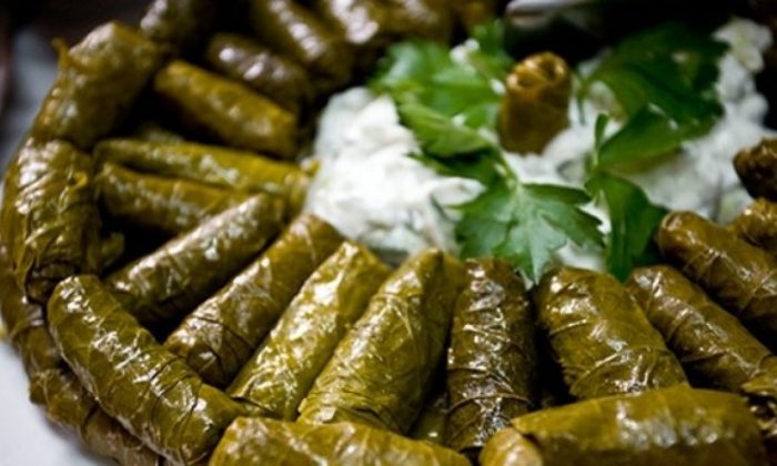 Karadeniz mutfağının vazgeçilmezi: Karalahana sarması tarifi…