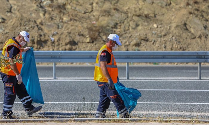 Karayolları’nın ‘turuncu adamlar’ı, bilinçsizce atılan maskeleri temizliyor