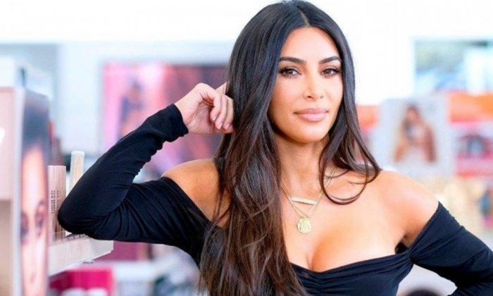 Kim Kardashian yeni tarzı ile dikkati çekti