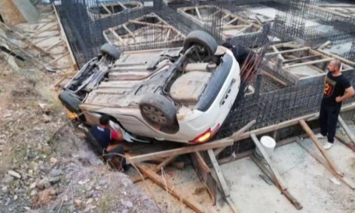 Kocaeli’de fren yerine gaza basan sürücü, otomobil ile inşaata düştü