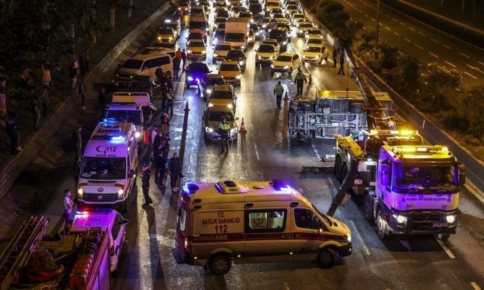 Makas atarken zincirleme kazaya neden oldular: 5 yaralı