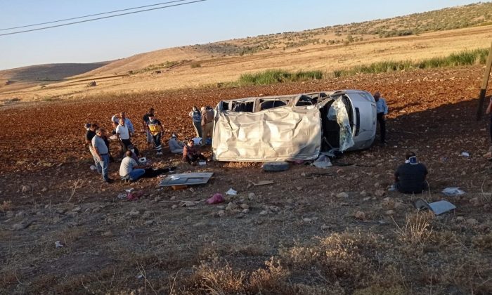 Mardin’de minibüs şarampole devrildi 10 kişi yaralandı