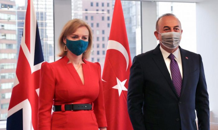 Mevlüt Çavuşoğlu, İngiliz mevkidaşı ile görüştü