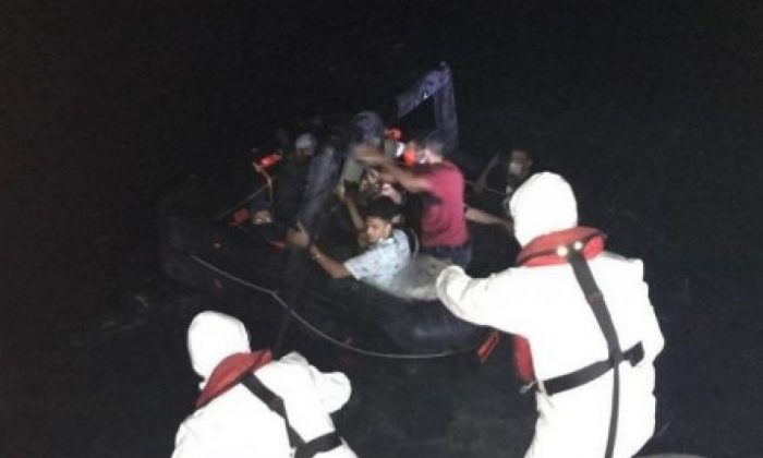 Muğla’da can salına bindirilip denizin ortasına bırakılan göçmenler kurtarıldı