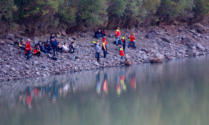 Oltasını kurtarmak için girdiği gölette boğuldu