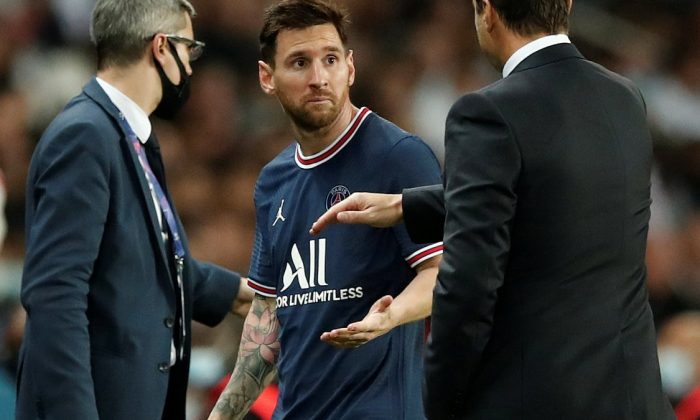Oyundan alınan Lionel Messi hocasının elini sıkmadı