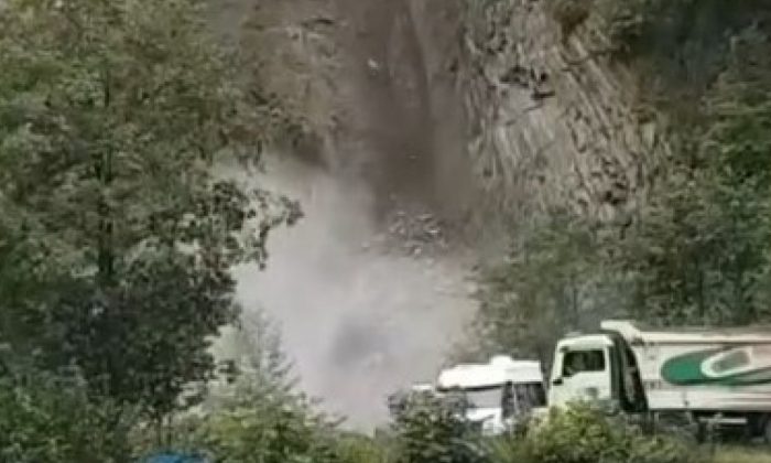 Rize’de yaşanan heyelanda araçlar son anda kurtuldu