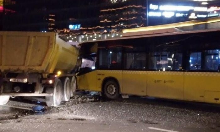 Sarıyer’de yasağa rağmen ‘U’ dönüşü yapan kamyonla İETT otobüsü çarpıştı