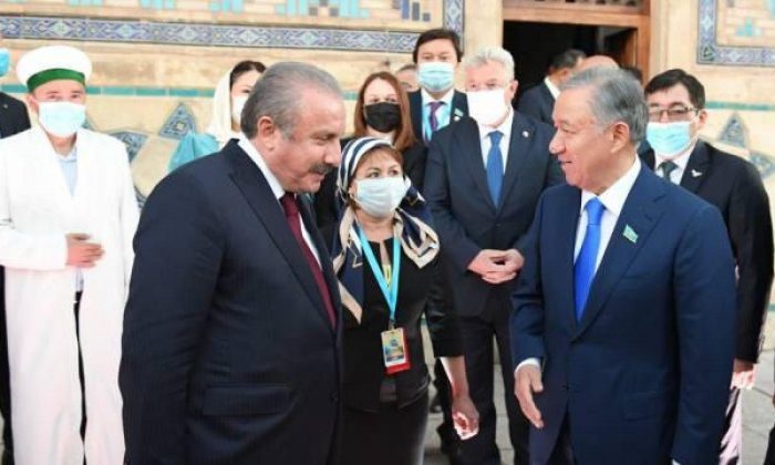 Şentop, Türkistan’da Hoca Ahmet Yesevi Türbesi’ni ziyaret etti