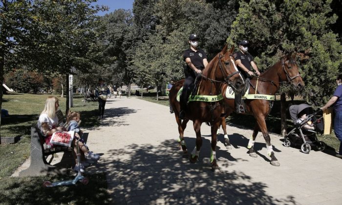 Şişli’de polisler, Maçka Demokrasi Parkı’nda atlı denetim yaptı