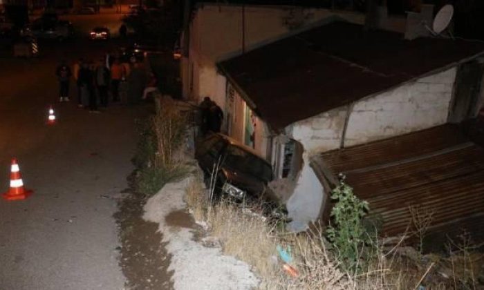 Sivas’ta araç evin bahçesine uçtu: 3 yaralı