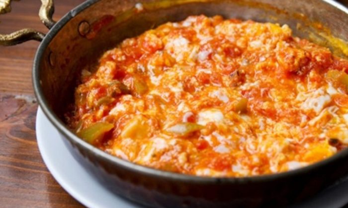 Sofra kavgası: Menemen soğanlı mı, soğansız mı olur?