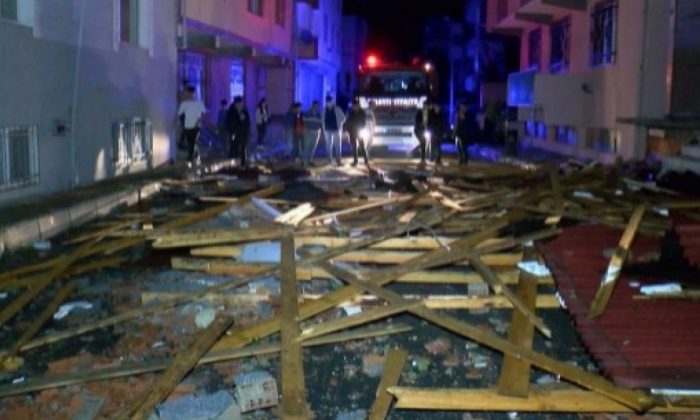 Sultangazi’de fırtına nedeniyle çatılar uçtu