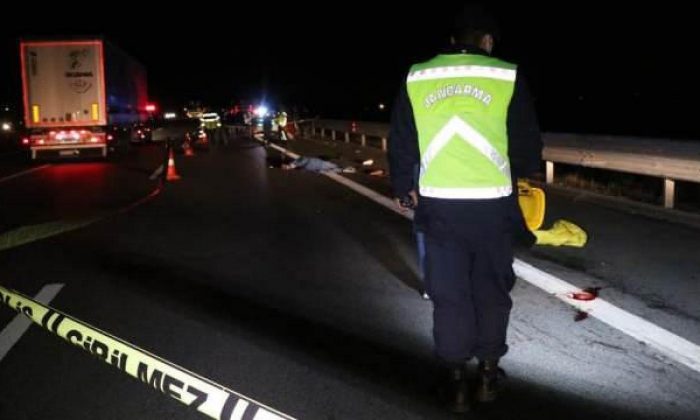 TEM’de patlayan lastiği değiştiren 2 kişiye kamyonet çarptı: 1 ölü, 2 yaral