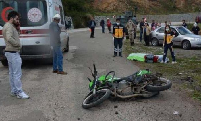 Trafik levhasına çarpan motosiklet sürücüsü hayatını kaybetti