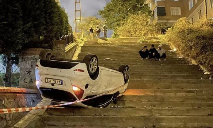 Ümraniye’de merdivenli sokağa giren sürücünün otomobiliyle takla attığı anlar