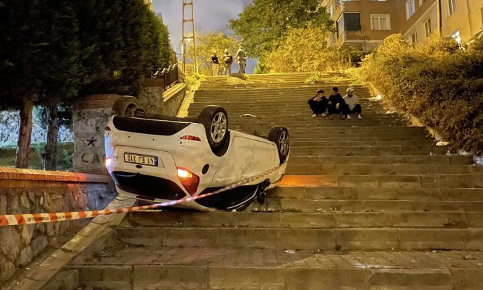 Ümraniye’de ‘navigasyon’ kazası: Merdivenli sokağa giren araç takla attı