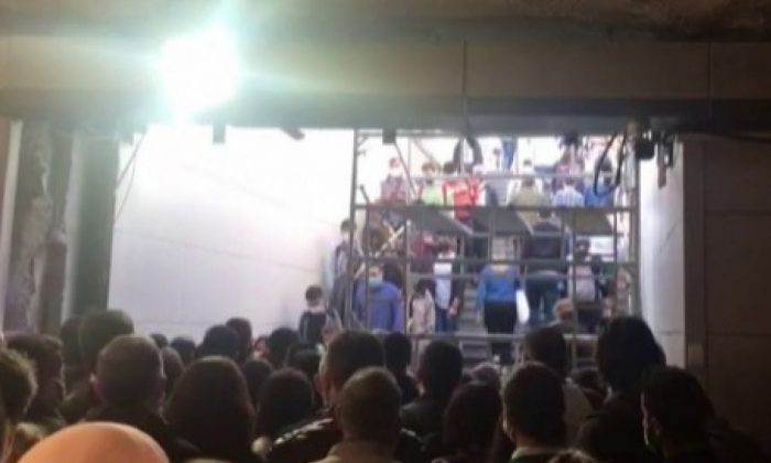 Uzunçayır metrobüs durağında iskele yoğunluğu