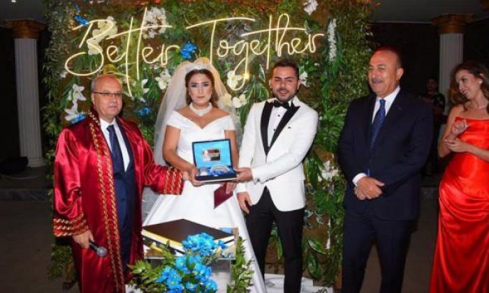 Bakan Çavuşoğlu, Manisa’da nikah şahidi oldu