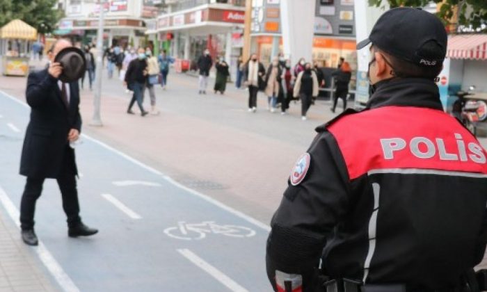 Bolu’da bir kişi, polislere maskesiz yakalanınca yüzünü şapkayla kapattı