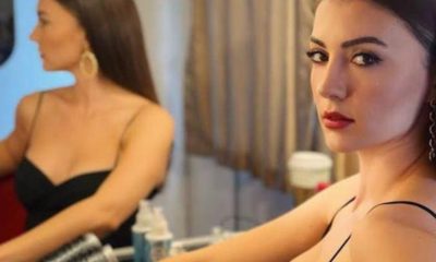 Burcu Özberk’ten dekolteli elbisesiyle poz verdi