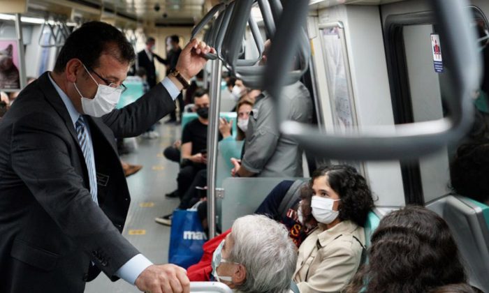Ekrem İmamoğlu, Taksim Meydanı incelemesine metro ile gitti
