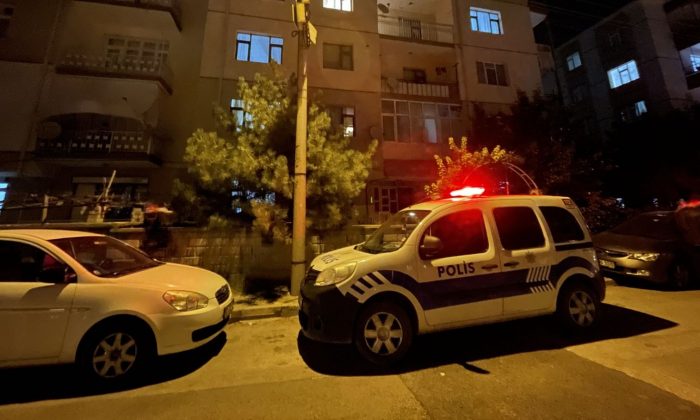 Emekli öğretmen, tartıştığı karısını başından silahla vurarak öldürdü