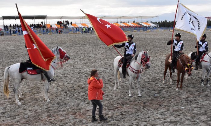 Erzurum’da cirit müsabakalarını kadın hakemler yönetiyor